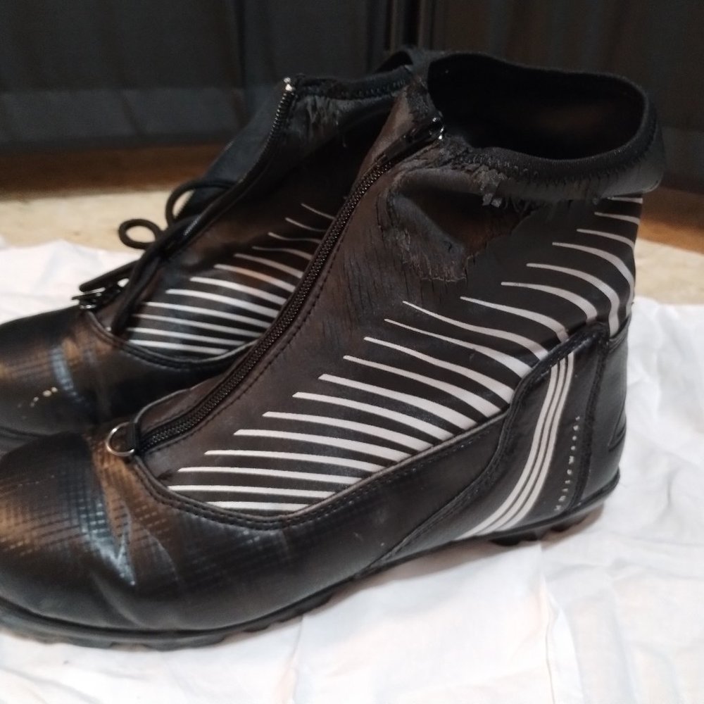 Cross country ski boots